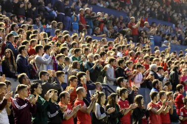 Fotos del búscate en la grada del Osasuna 1 - 0 Oviedo