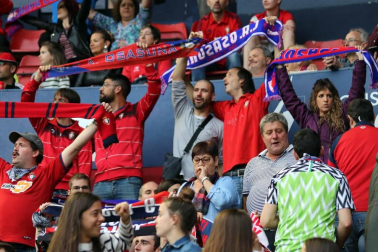 Fotos del búscate en la grada del Osasuna 1 - 0 Oviedo