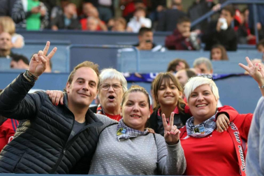 Fotos del búscate en la grada del Osasuna 1 - 0 Oviedo
