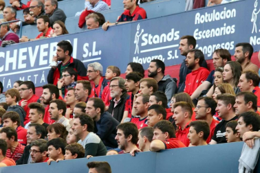 Fotos del búscate en la grada del Osasuna 1 - 0 Oviedo