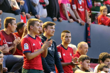 Fotos del búscate en la grada del Osasuna 1 - 0 Oviedo