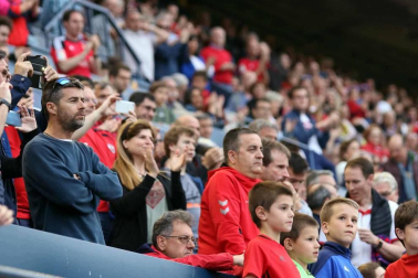Fotos del búscate en la grada del Osasuna 1 - 0 Oviedo