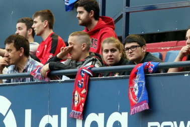 Fotos del búscate en la grada del Osasuna 1 - 0 Oviedo