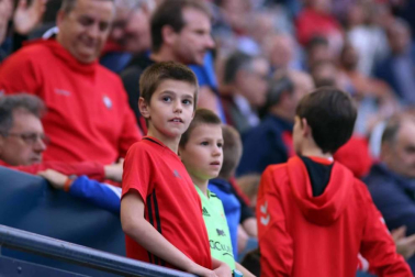 Fotos del búscate en la grada del Osasuna 1 - 0 Oviedo