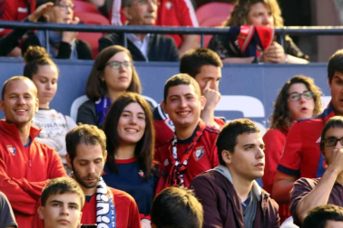 Fotos del búscate en la grada del Osasuna 1 - 0 Oviedo