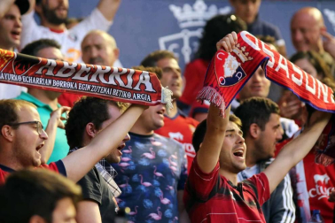 Fotos del búscate en la grada del Osasuna 1 - 0 Oviedo