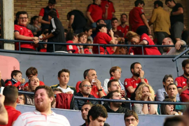 Fotos del búscate en la grada del Osasuna 1 - 0 Oviedo