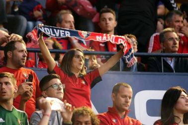 Fotos del búscate en la grada del Osasuna 1 - 0 Oviedo