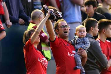 Fotos del búscate en la grada del Osasuna 1 - 0 Oviedo