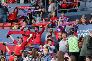 Fotos del búscate en la grada del Osasuna 1 - 0 Oviedo