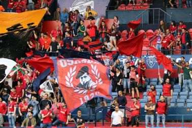 Fotos del búscate en la grada del Osasuna 1 - 0 Oviedo