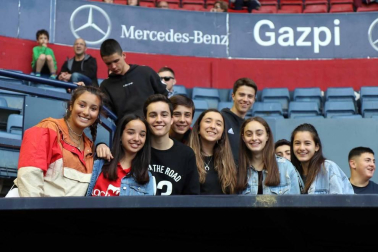 Fotos del búscate en la grada del Osasuna 1 - 0 Oviedo