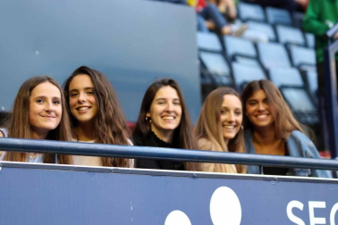 Fotos del búscate en la grada del Osasuna 1 - 0 Oviedo