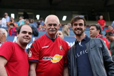 Fotos del búscate en la grada del Osasuna 1 - 0 Oviedo