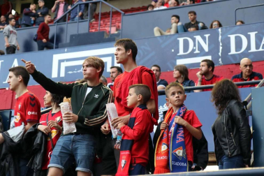 Fotos del búscate en la grada del Osasuna 1 - 0 Oviedo