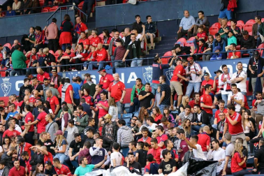 Fotos del búscate en la grada del Osasuna 1 - 0 Oviedo