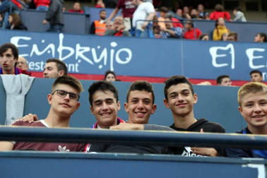 Fotos del búscate en la grada del Osasuna 1 - 0 Oviedo