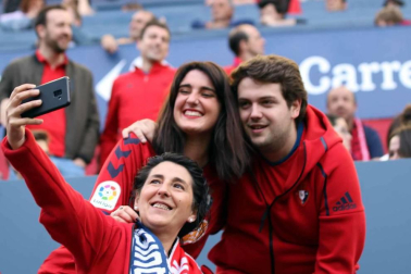 Fotos del búscate en la grada del Osasuna 1 - 0 Oviedo
