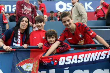 Fotos del búscate en la grada del Osasuna 1 - 0 Oviedo