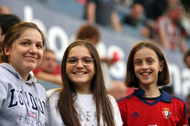 Fotos del búscate en la grada del Osasuna 1 - 0 Oviedo