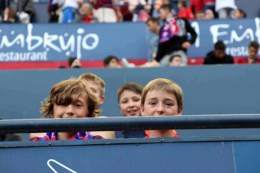 Fotos del búscate en la grada del Osasuna 1 - 0 Oviedo