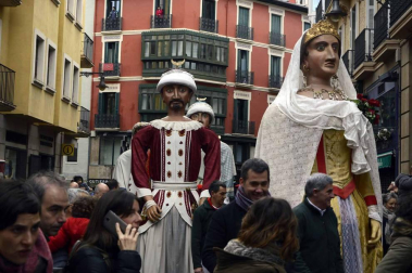 Imágenes del recorrido de los gigantes y cabezudos de Pamplona por San Saturnino