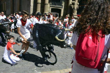 Imágenes del encierro txiki del día 13 de San Fermín