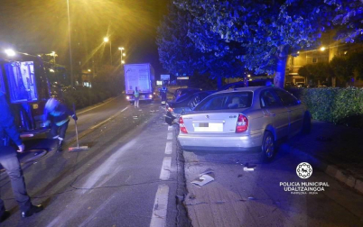 Tres personas han sido heridas leves después de que un camión golpeara el vehículo en el que se encontraban en la avenida de Navarra, en San Jorge (Pamplona). El camión chocó además con otros cinco coches que estaban aparcados, según informa la Policía Municipal.
