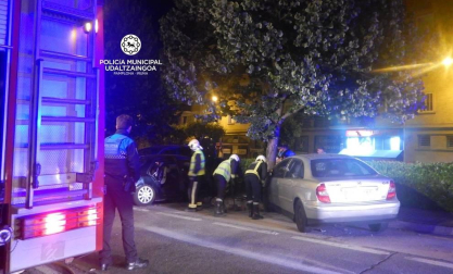 Tres personas han sido heridas leves después de que un camión golpeara el vehículo en el que se encontraban en la avenida de Navarra, en San Jorge (Pamplona). El camión chocó además con otros cinco coches que estaban aparcados, según informa la Policía Municipal.