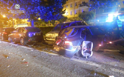 Tres personas han sido heridas leves después de que un camión golpeara el vehículo en el que se encontraban en la avenida de Navarra, en San Jorge (Pamplona). El camión chocó además con otros cinco coches que estaban aparcados, según informa la Policía Municipal.