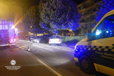 Tres personas han sido heridas leves después de que un camión golpeara el vehículo en el que se encontraban en la avenida de Navarra, en San Jorge (Pamplona). El camión chocó además con otros cinco coches que estaban aparcados, según informa la Policía Municipal.