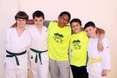 El 8 de junio los vecinos de Marcilla vivieron una jornada dedicada al deporte. Una marcha ciclista abrió el programa y, tras ella, la fiesta se trasladó al polideportivo municipal donde, además de proceder a la entrega de los premios de la liga de fútbol sala, se pudieron ver exhibiciones de patinaje, gimnasia rítmica y judo.