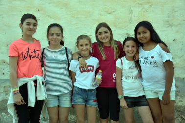 El sábado 8 de junio los vecinos de la localidad ribera de Cabanillas celebraron el tradicional levantamiento del 'mayo', una celebración enmarcada dentro de las Fiestas de la Primavera. Tras el simbólico acto, los vecinos marcharon por las calles al son de la música de la charanga, dando color y alegría a la mañana festiva.