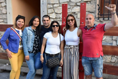 El sábado 8 de junio los vecinos de la localidad ribera de Cabanillas celebraron el tradicional levantamiento del 'mayo', una celebración enmarcada dentro de las Fiestas de la Primavera. Tras el simbólico acto, los vecinos marcharon por las calles al son de la música de la charanga, dando color y alegría a la mañana festiva.