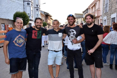 El sábado 8 de junio los vecinos de la localidad ribera de Cabanillas celebraron el tradicional levantamiento del 'mayo', una celebración enmarcada dentro de las Fiestas de la Primavera. Tras el simbólico acto, los vecinos marcharon por las calles al son de la música de la charanga, dando color y alegría a la mañana festiva.
