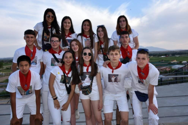 El sábado 8 de junio los vecinos de la localidad ribera de Cabanillas celebraron el tradicional levantamiento del 'mayo', una celebración enmarcada dentro de las Fiestas de la Primavera. Tras el simbólico acto, los vecinos marcharon por las calles al son de la música de la charanga, dando color y alegría a la mañana festiva.