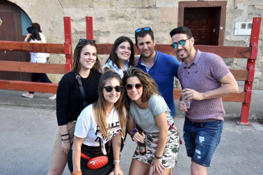 El sábado 8 de junio los vecinos de la localidad ribera de Cabanillas celebraron el tradicional levantamiento del 'mayo', una celebración enmarcada dentro de las Fiestas de la Primavera. Tras el simbólico acto, los vecinos marcharon por las calles al son de la música de la charanga, dando color y alegría a la mañana festiva.