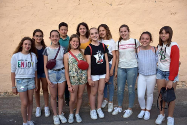 El sábado 8 de junio los vecinos de la localidad ribera de Cabanillas celebraron el tradicional levantamiento del 'mayo', una celebración enmarcada dentro de las Fiestas de la Primavera. Tras el simbólico acto, los vecinos marcharon por las calles al son de la música de la charanga, dando color y alegría a la mañana festiva.