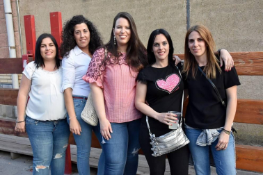 El sábado 8 de junio los vecinos de la localidad ribera de Cabanillas celebraron el tradicional levantamiento del 'mayo', una celebración enmarcada dentro de las Fiestas de la Primavera. Tras el simbólico acto, los vecinos marcharon por las calles al son de la música de la charanga, dando color y alegría a la mañana festiva.
