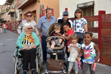 El sábado 8 de junio los vecinos de la localidad ribera de Cabanillas celebraron el tradicional levantamiento del 'mayo', una celebración enmarcada dentro de las Fiestas de la Primavera. Tras el simbólico acto, los vecinos marcharon por las calles al son de la música de la charanga, dando color y alegría a la mañana festiva.