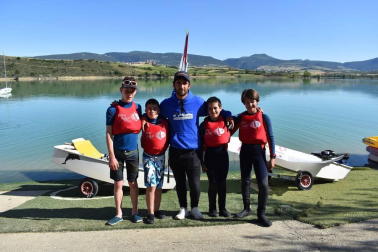 El fin de semana del 8 y 9 de junio el Pantano de Alloz fue el escenario donde se desarrolló el Campeonato Navarro de Vela en sus categorías Optimist, Láser Radial y Láser 4.7; en el que tomaron parte un total de 73 regatistas