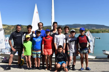 El fin de semana del 8 y 9 de junio el Pantano de Alloz fue el escenario donde se desarrolló el Campeonato Navarro de Vela en sus categorías Optimist, Láser Radial y Láser 4.7; en el que tomaron parte un total de 73 regatistas