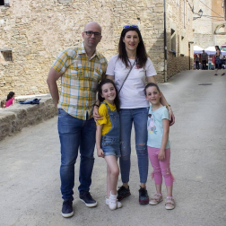 Los vecinos del valle de Yerri, en Tierra Estella, celebraron un día de hermandad y se reunieron en Villanueva de Yerri para compartir una jornada festiva el sábado 8 de junio. El día comenzó con bandeo de campanas, tras el que se celebraron multitud de eventos: talleres infantiles, visitas guiadas, comidas populares, conciertos, batukada, teatro, hinchables, chocolatada, etc.