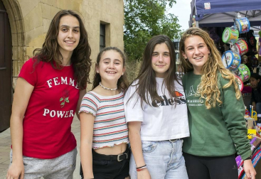 Los vecinos del valle de Yerri, en Tierra Estella, celebraron un día de hermandad y se reunieron en Villanueva de Yerri para compartir una jornada festiva el sábado 8 de junio. El día comenzó con bandeo de campanas, tras el que se celebraron multitud de eventos: talleres infantiles, visitas guiadas, comidas populares, conciertos, batukada, teatro, hinchables, chocolatada, etc.