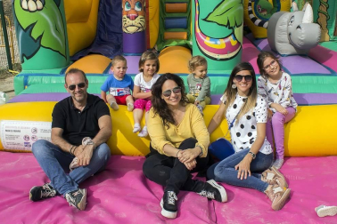 Los vecinos del valle de Yerri, en Tierra Estella, celebraron un día de hermandad y se reunieron en Villanueva de Yerri para compartir una jornada festiva el sábado 8 de junio. El día comenzó con bandeo de campanas, tras el que se celebraron multitud de eventos: talleres infantiles, visitas guiadas, comidas populares, conciertos, batukada, teatro, hinchables, chocolatada, etc.