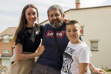 Los vecinos del valle de Yerri, en Tierra Estella, celebraron un día de hermandad y se reunieron en Villanueva de Yerri para compartir una jornada festiva el sábado 8 de junio. El día comenzó con bandeo de campanas, tras el que se celebraron multitud de eventos: talleres infantiles, visitas guiadas, comidas populares, conciertos, batukada, teatro, hinchables, chocolatada, etc.
