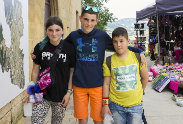 Los vecinos del valle de Yerri, en Tierra Estella, celebraron un día de hermandad y se reunieron en Villanueva de Yerri para compartir una jornada festiva el sábado 8 de junio. El día comenzó con bandeo de campanas, tras el que se celebraron multitud de eventos: talleres infantiles, visitas guiadas, comidas populares, conciertos, batukada, teatro, hinchables, chocolatada, etc.