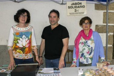 Los vecinos del valle de Yerri, en Tierra Estella, celebraron un día de hermandad y se reunieron en Villanueva de Yerri para compartir una jornada festiva el sábado 8 de junio. El día comenzó con bandeo de campanas, tras el que se celebraron multitud de eventos: talleres infantiles, visitas guiadas, comidas populares, conciertos, batukada, teatro, hinchables, chocolatada, etc.