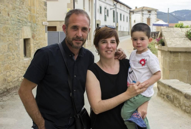 Los vecinos del valle de Yerri, en Tierra Estella, celebraron un día de hermandad y se reunieron en Villanueva de Yerri para compartir una jornada festiva el sábado 8 de junio. El día comenzó con bandeo de campanas, tras el que se celebraron multitud de eventos: talleres infantiles, visitas guiadas, comidas populares, conciertos, batukada, teatro, hinchables, chocolatada, etc.