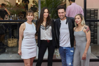 Edurne Senosiain ha abierto un nuevo salón de peluquería, en esta ocasión en la pamplonesa calle de Emilio Arrieta. Un excelente motivo para reunir a familiares, clientes y amigos en el nuevo espacio y compartir con ellos una fiesta de inauguración que contó con catering, música dj y un inmejorable ambiente.